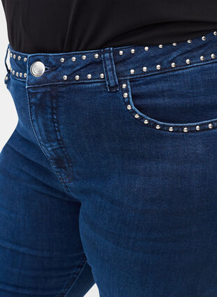 Zizzi Super slim Amy jeans with studs, Dark blue, Model image number 2