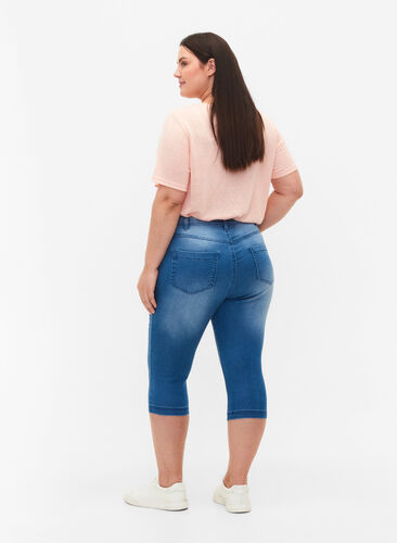 Zizzi Amy capri jeans z wysokim stanem i bardzo dopasowanym krojem, Light Blue Denim, Model image number 1