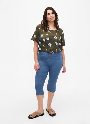 Zizzi FLASH – jeansowe spodnie capri z wysokim stanem o waskim kroju, Light Blue Denim, Model image number 3