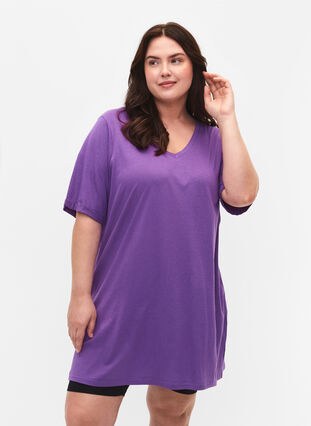 Zizzi Jednokolorowa koszulka typu oversize z dekoltem w szpic, Deep Lavender, Model image number 0