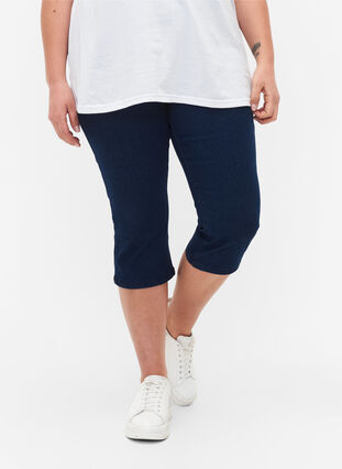 Zizzi FLASH – jeansowe spodnie capri z wysokim stanem o waskim kroju, Blue denim, Model image number 2