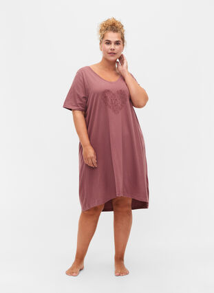 Zizzi Cotton nightdress with print, Rose Brown w. Heart, Model image number 2