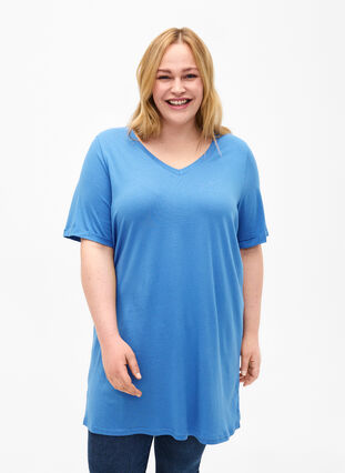 Zizzi Jednokolorowa koszulka typu oversize z dekoltem w szpic, Marina, Model image number 0