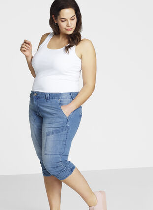 Zizzi Waskie jeansy capri z kieszeniami, Light blue denim, Model image number 0