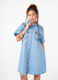Jeansowa sukienka z krótkim rekawem i efektem znoszenia, Blue Denim, Model