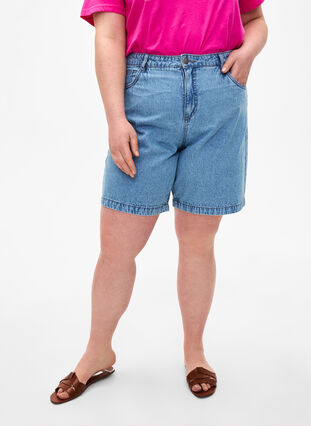 Zizzi Szorty jeansowe z wysokim stanem, Light Blue Denim, Model image number 2