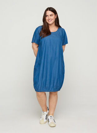 Zizzi Short-sleeved denim dress with pockets, Blue denim, Model image number 2