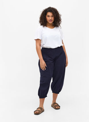 Zizzi Loose 3/4-length trousers with smock detail, Night Sky, Model image number 3