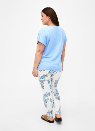 Zizzi Bardzo waskie jeansy Amy z kwiatowym nadrukiem, White B.AOP, Model image number 1