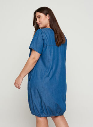 Zizzi Short-sleeved denim dress with pockets, Blue denim, Model image number 1