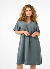 Sukienka z krótkim rekawem i wiazaniem w talii, Balsam Green, Model