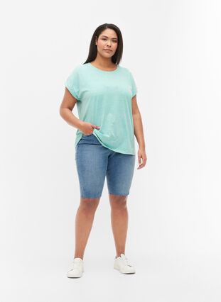 Zizzi Long cotton denim shorts, Blue denim, Model image number 0