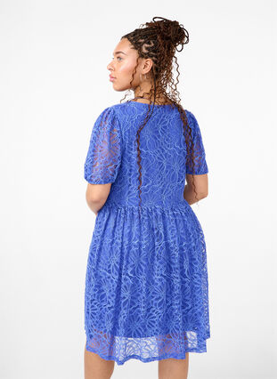 Zizzi Koronkowa sukienka z krótkim rekawem i dekoltem w szpic, Dazzling Blue, Model image number 1
