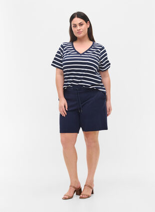 Zizzi Striped cotton t-shirt with v-neckline, Navy B White Stripe, Model image number 2