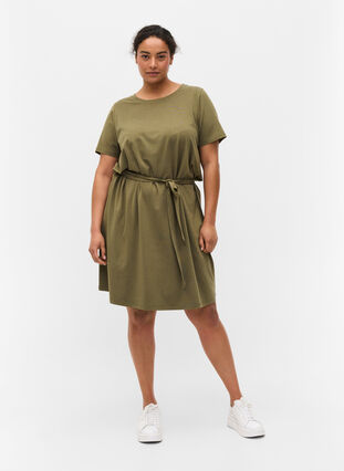 Zizzi Short sleeve dress with waist belt, Dusty Olive, Model image number 2