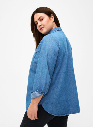 Zizzi Jeansowa koszula z dlugimi rekawami i kieszenia na piersi, Light Blue Denim, Model image number 1