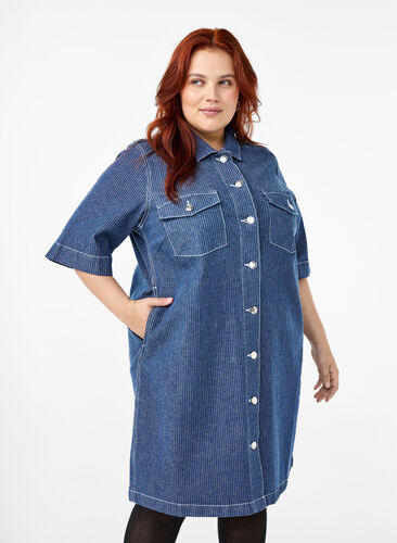 Zizzi Jeansowa sukienka w prazki z kieszeniami na piersi, Blue Denim Stripe, Model image number 0