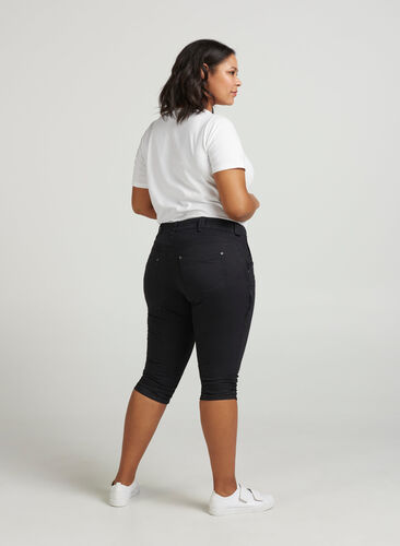 Zizzi Waskie jeansy capri z kieszeniami, Black, Model image number 0