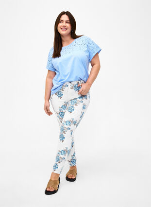 Zizzi Bardzo waskie jeansy Amy z kwiatowym nadrukiem, White B.AOP, Model image number 0