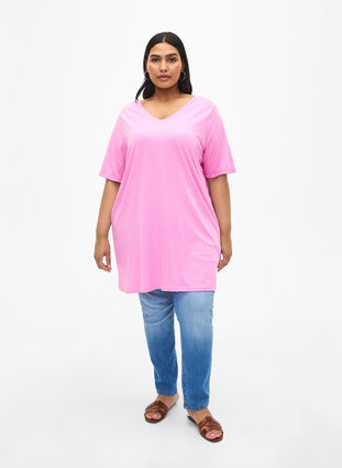 Zizzi Jednokolorowa koszulka typu oversize z dekoltem w szpic, Rosebloom, Model image number 2