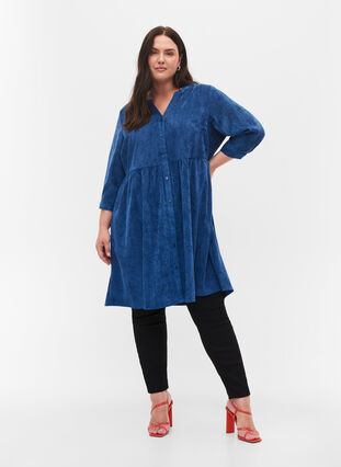 Zizzi Velvet dress with 3/4-length sleeves and buttons, Estate Blue, Model image number 2