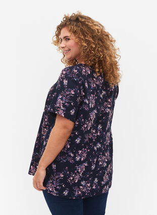 Zizzi Flash – bluzka z krótkim rekawem i nadrukiem, Navy Rose Flower, Model image number 1