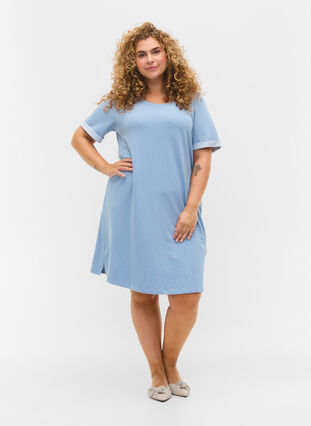 Zizzi Sweater dress with short sleeves and slits, Faded Denim, Model image number 3