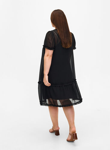 Zizzi Szyfonowa sukienka z wycieciem w ksztalcie litery A i falbanami, Black, Model image number 1