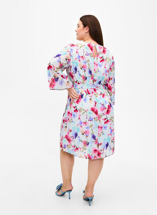 Zizzi Wzorzysta plisowana sukienka z wiazaniem w pasie, White/MultiFlowerAOP, Model image number 1