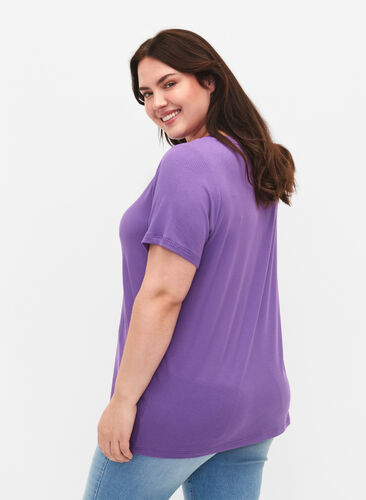 Zizzi Prazkowany t-shirt z wiskozy z dekoltem w szpic, Deep Lavender, Model image number 1