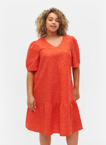 Zizzi Textured dress with short puff sleeves, Mandarin Red, Model image number 0