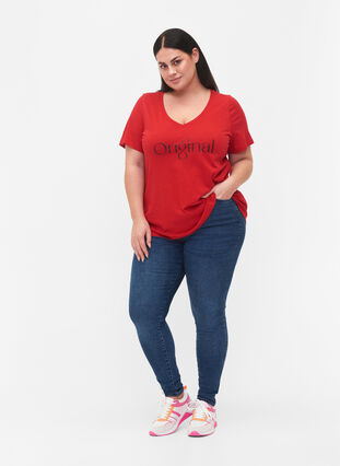 Zizzi Cotton t-shirt with text print and v-neck, Tango Red ORI, Model image number 2