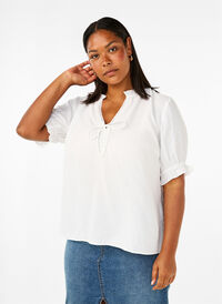 Wiskozowa bluzka z krótkim rekawem i falbanka, Bright White, Model