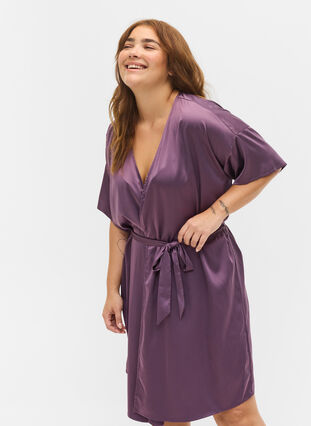 Zizzi Short-sleeved dressing gown, Vintage Violet, Model image number 2