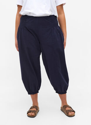 Zizzi Loose 3/4-length trousers with smock detail, Night Sky, Model image number 2