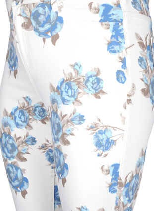 Zizzi Bardzo waskie jeansy Amy z kwiatowym nadrukiem, White B.AOP, Packshot image number 2