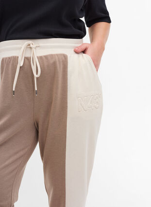 Zizzi Colour-block sweatpants, Timber Wolf/Birch, Model image number 2