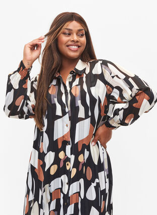 Zizzi Printed shirt dress with smock, Graphic AOP, Model image number 2