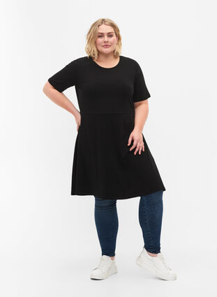 Zizzi Jednokolorowa bawelniana sukienka z krótkim rekawem, Black, Model image number 2