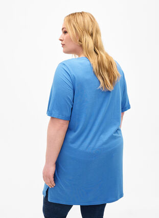 Zizzi Jednokolorowa koszulka typu oversize z dekoltem w szpic, Marina, Model image number 1