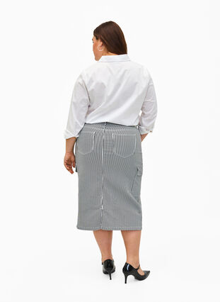 Zizzi Olówkowa spódnica w paski z kieszeniami, Black & White Stripe, Model image number 1
