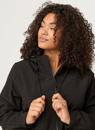 Zizzi Krótka kurtka softshell z kapturem, Black, Model image number 4