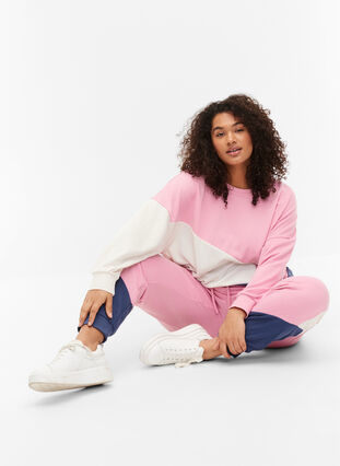 Zizzi Sweatpants with colour block, C. Pink C. Blocking, Model image number 2