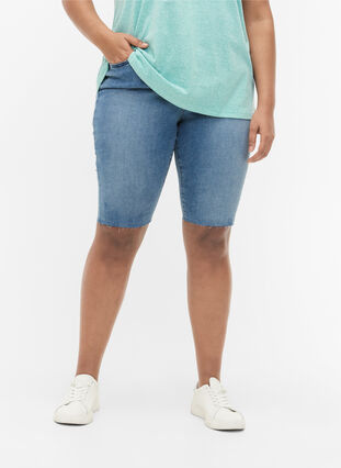 Zizzi Long cotton denim shorts, Blue denim, Model image number 3