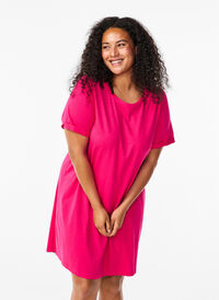 Bawelniana sukienka T-shirtowa, Bright Rose, Model