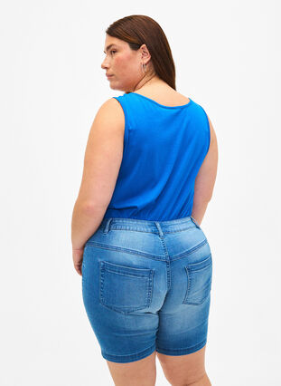 Zizzi Dopasowane szorty Emily z regularnym stanem, Light blue denim, Model image number 1