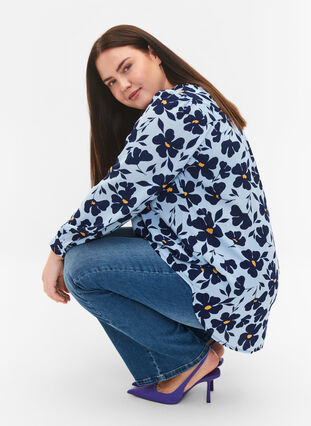 Zizzi Long-sleeved blouse with v-neck, Flower AOP, Model image number 2