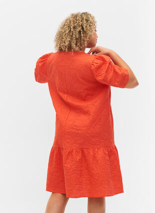 Zizzi Textured dress with short puff sleeves, Mandarin Red, Model image number 1