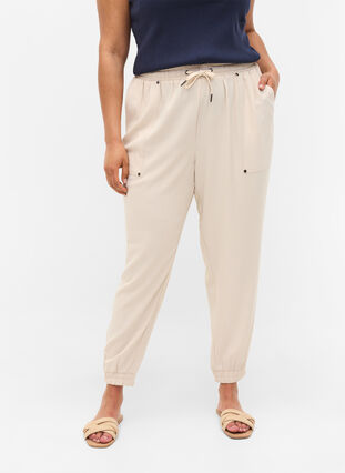 Zizzi Trousers with pockets and elasticated trim, Warm Sand, Model image number 2