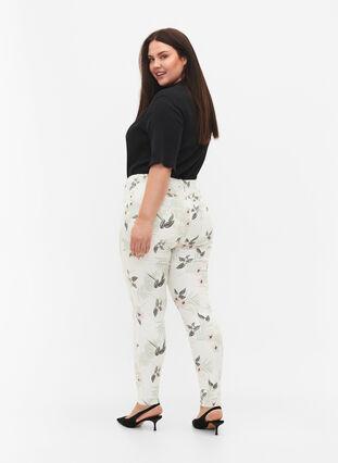 Zizzi High waisted Amy jeans with floral print, White Flower AOP L78, Model image number 1